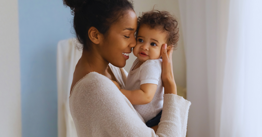 Moment de tendresse entre une maman et son bébé